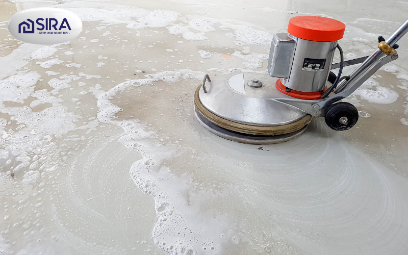 Sử dụng máy chà sàn để tẩy sơn tường trên sàn nhà