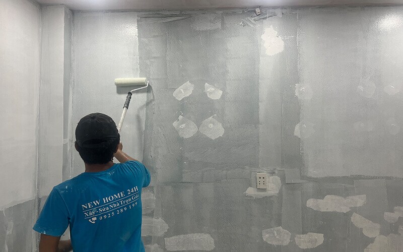 Sơn lót là gì? Thi công lớp sơn lót trên bề mặt tường cũ.